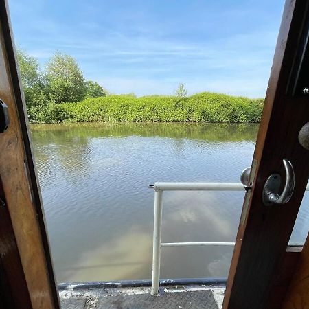 Dutch Cruiser Ship On A Tranquil Secluded River Тонбридж Екстер'єр фото