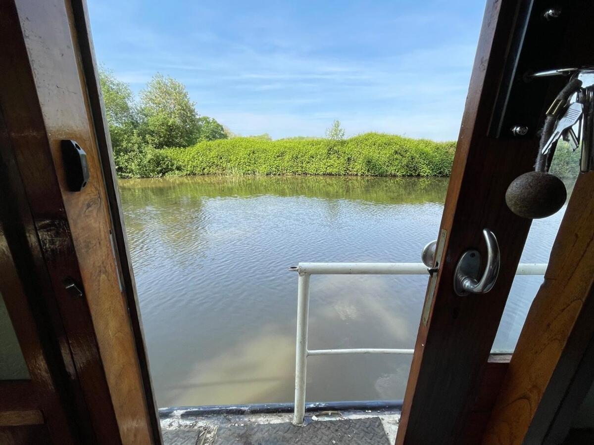 Dutch Cruiser Ship On A Tranquil Secluded River Тонбридж Екстер'єр фото