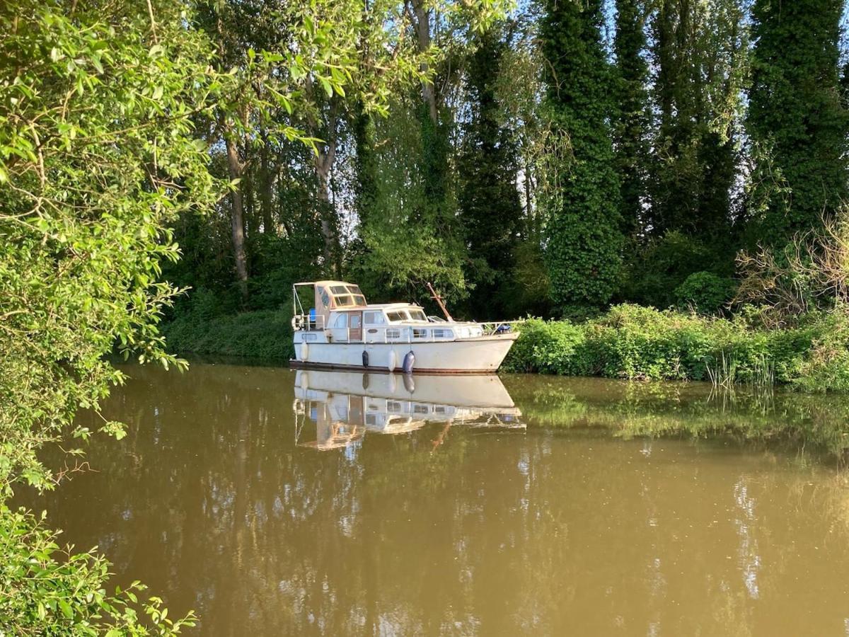 Dutch Cruiser Ship On A Tranquil Secluded River Тонбридж Екстер'єр фото