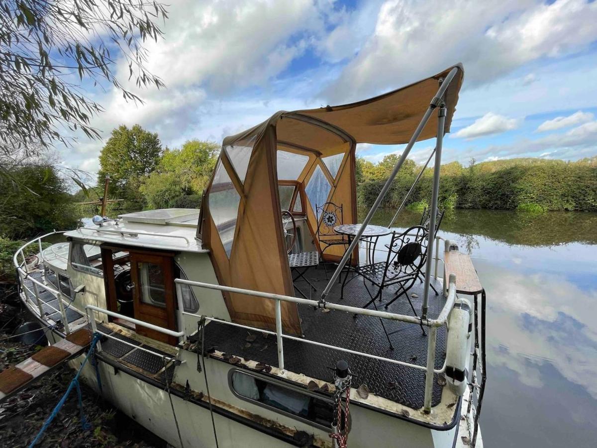 Dutch Cruiser Ship On A Tranquil Secluded River Тонбридж Екстер'єр фото