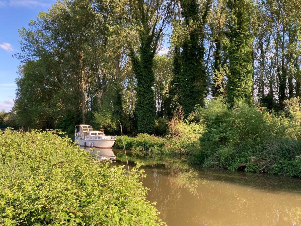 Dutch Cruiser Ship On A Tranquil Secluded River Тонбридж Екстер'єр фото