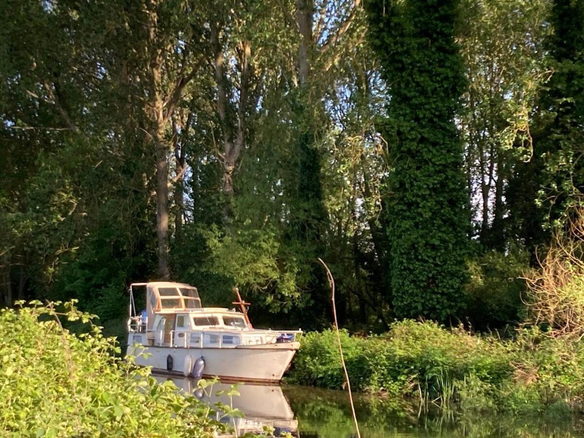 Dutch Cruiser Ship On A Tranquil Secluded River Тонбридж Екстер'єр фото