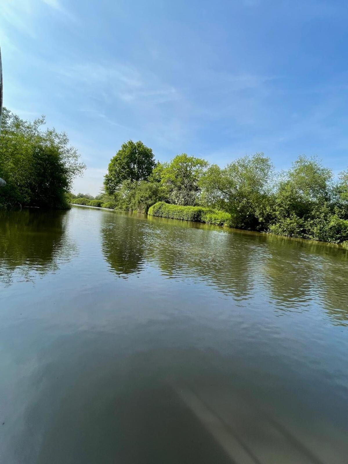 Dutch Cruiser Ship On A Tranquil Secluded River Тонбридж Екстер'єр фото