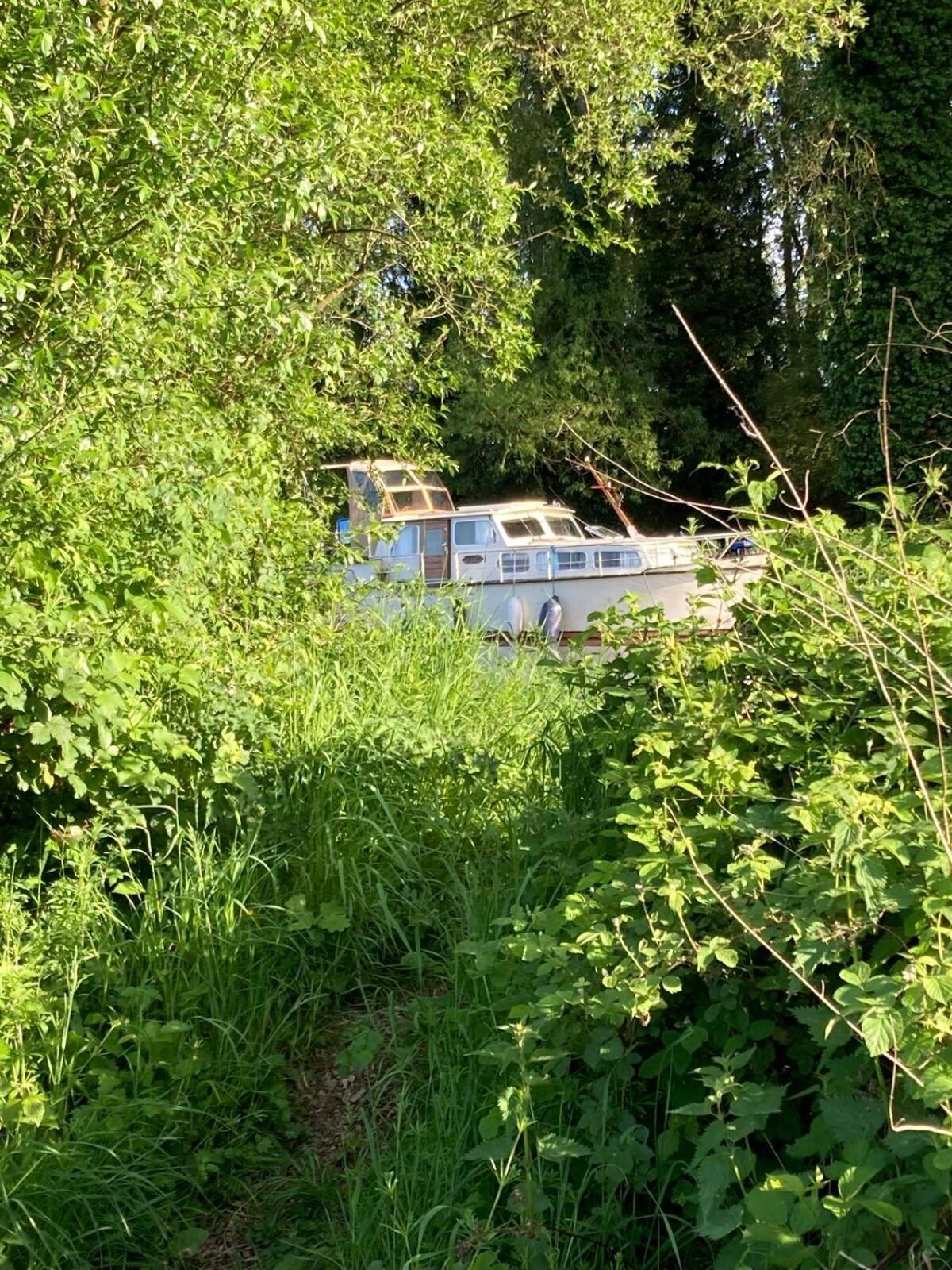 Dutch Cruiser Ship On A Tranquil Secluded River Тонбридж Екстер'єр фото